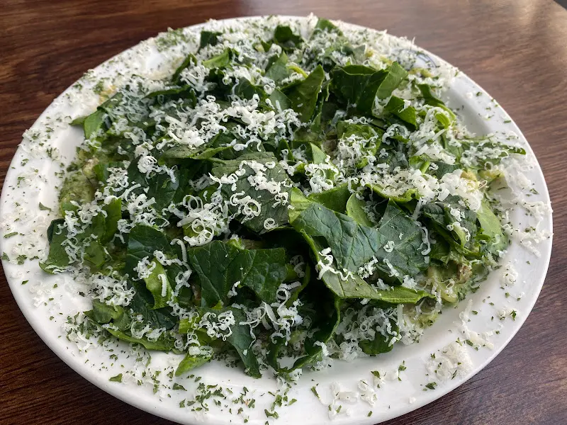 싱그러운 시금치가 듬뿍 올려진 시금치 파스타