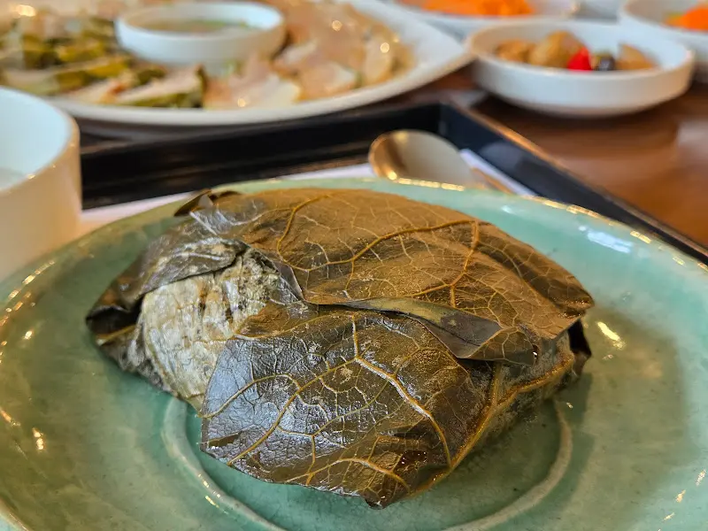 연잎에 곱게 싸인 연잎밥