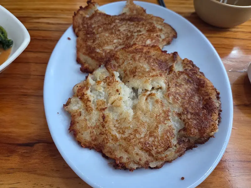 노릇하게 구워진 감자전