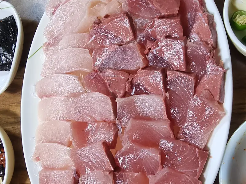 싱싱한 대방어회 한 접시