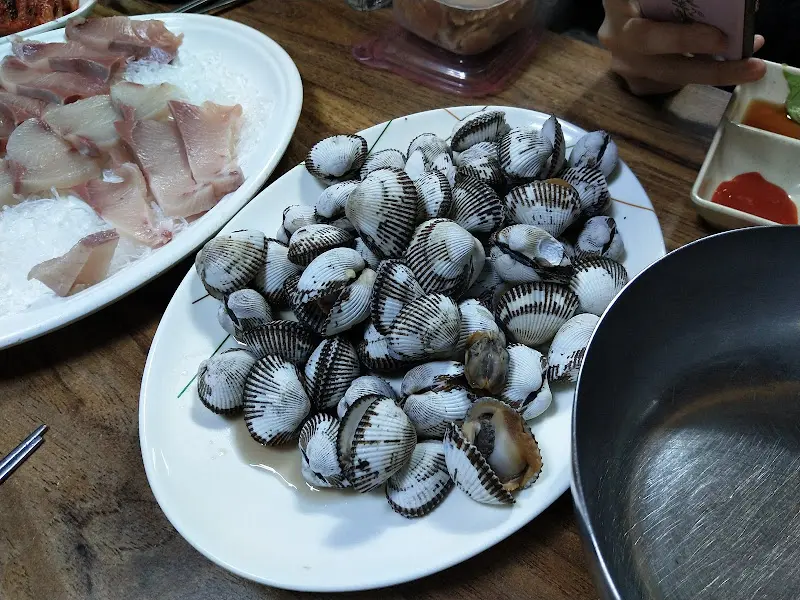 다양한 해산물이 푸짐하게 담긴 접시