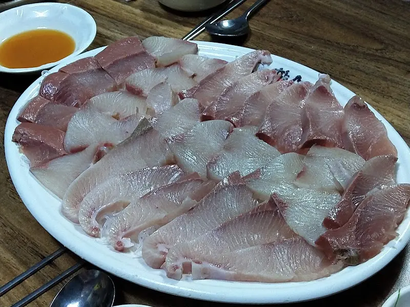 두툼하게 썰린 방어회