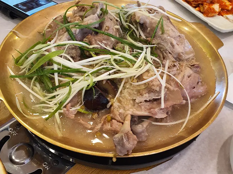 푸짐한 양을 자랑하는 누룽지 오리 백숙