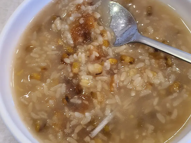 고소하고 부드러운 맛이 일품인 누룽지 죽