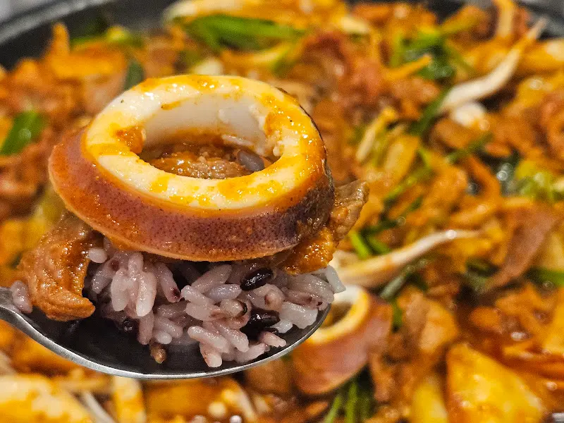 오징어와 함께 볶아 먹는 오리 불고기