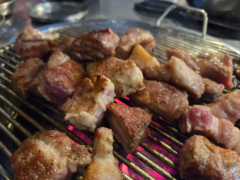 불판 위에서 익어가는 삼겹살