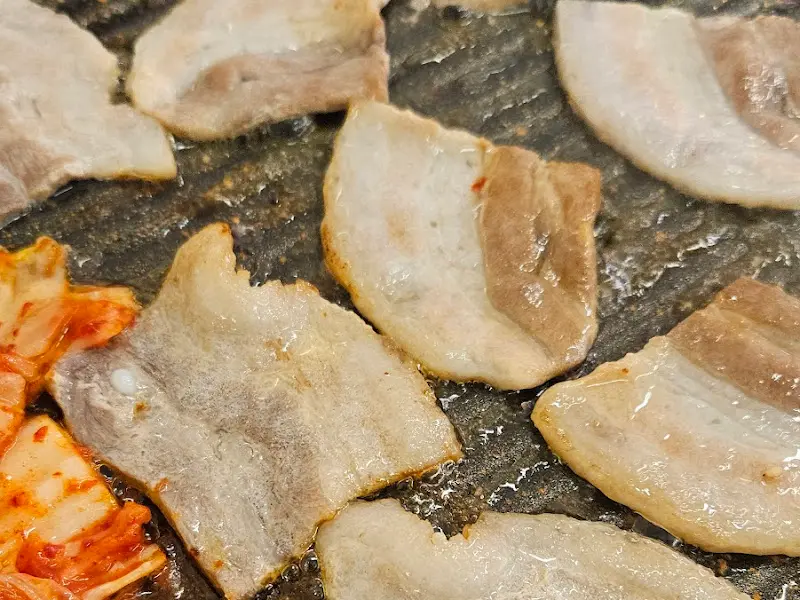 김치와 함께 구워진 냉삼겹살
