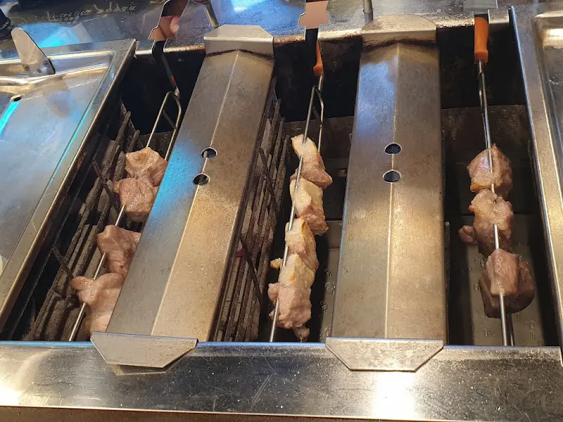 숯불 위에서 맛있게 익어가는 흑돼지 꼬치구이