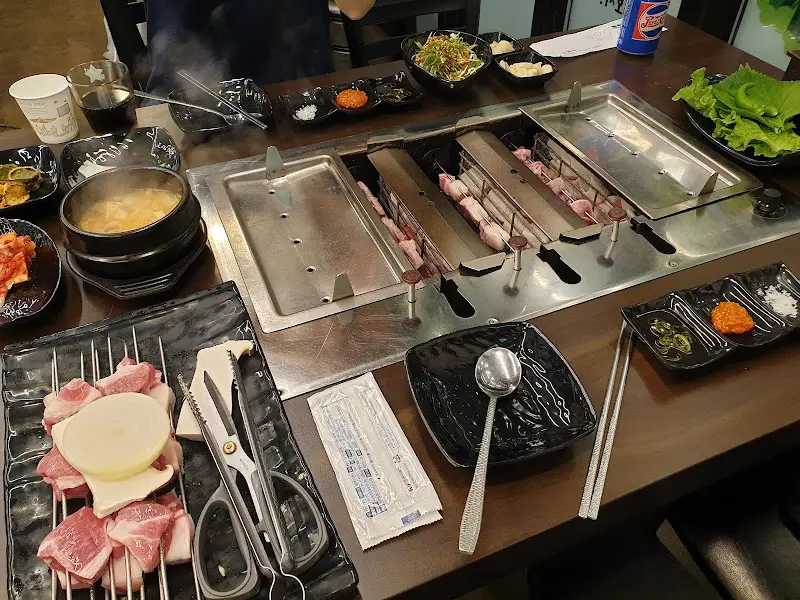 다양한 밑반찬과 흑돼지 꼬치