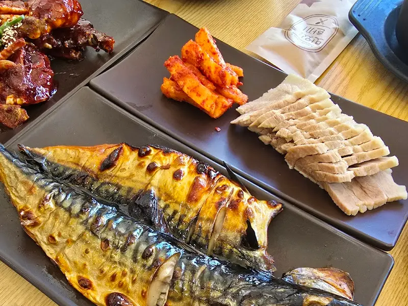 고등어구이, 양념게장, 수육