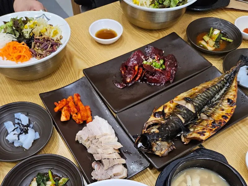 한 상 가득 차려진 음식