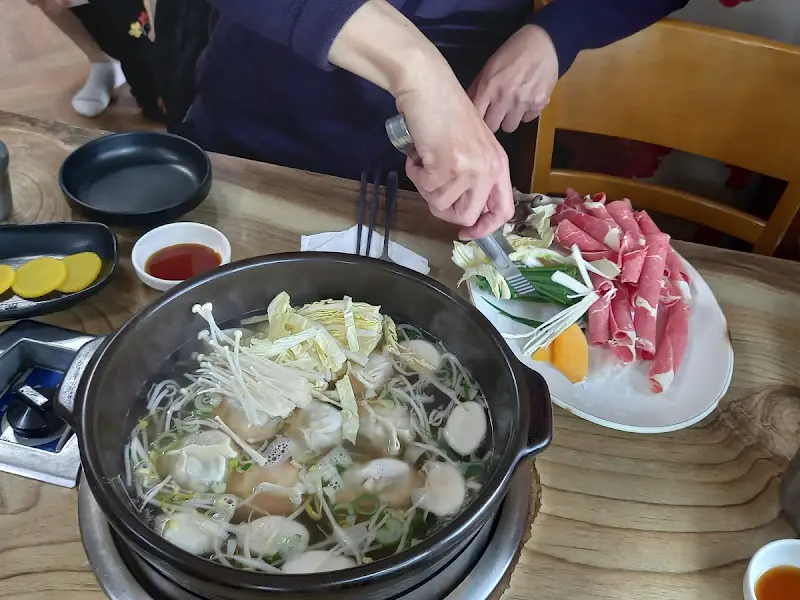 만두 샤브 전골 먹는 모습
