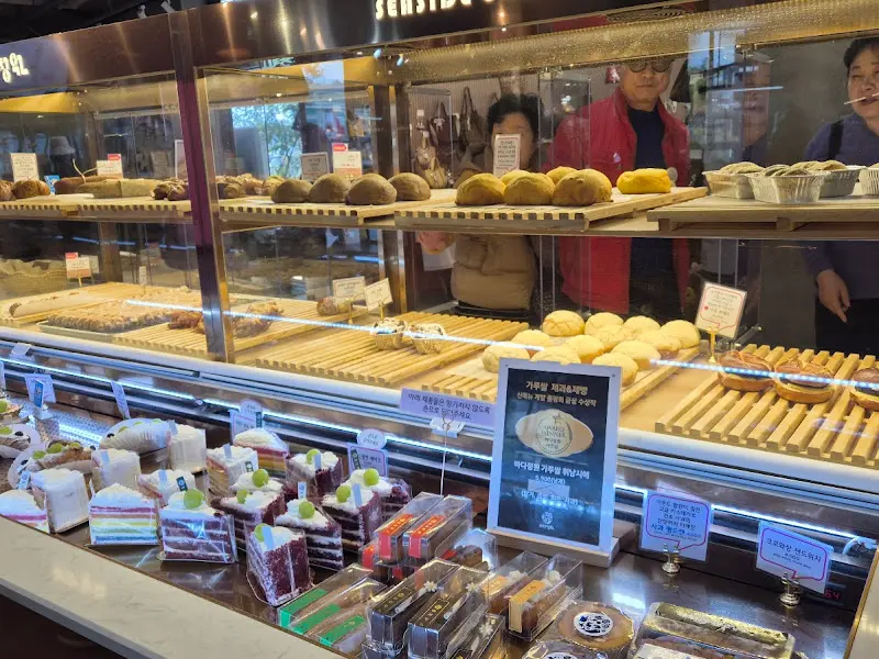 카페에서 바라본 바다 풍경