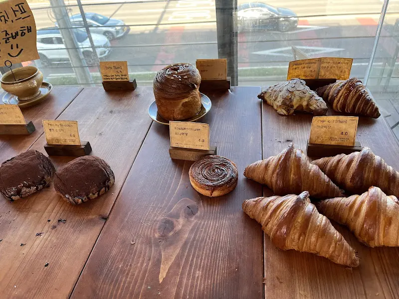 다양한 빵이 진열된 모습