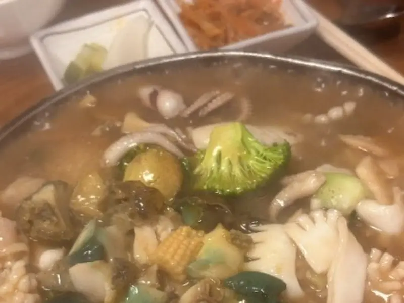 해산물과 채소가 풍성하게 들어간 짬뽕