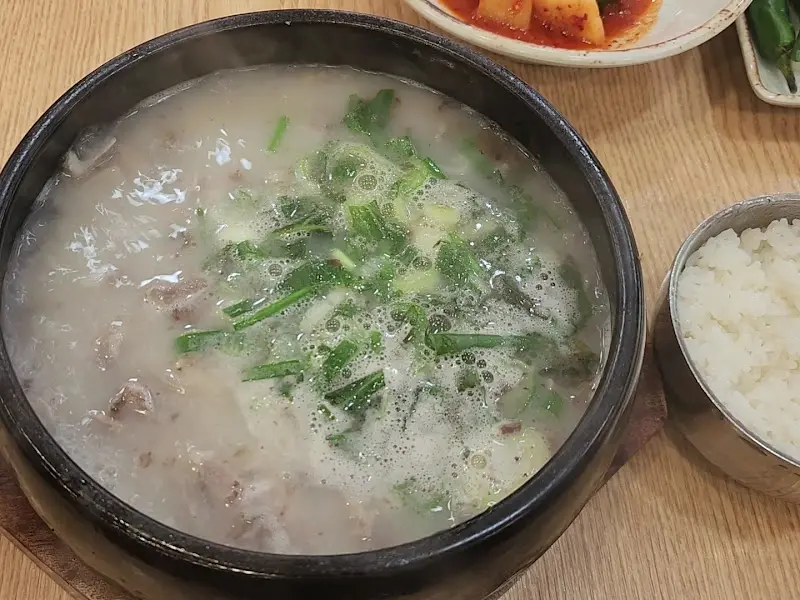 뽀얀 국물의 순대국밥