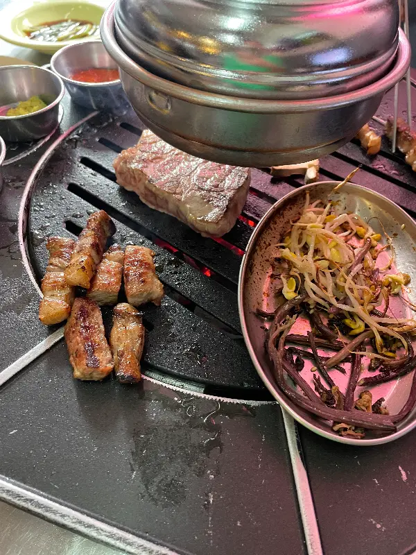 숯불 위에서 맛있게 익어가는 고기