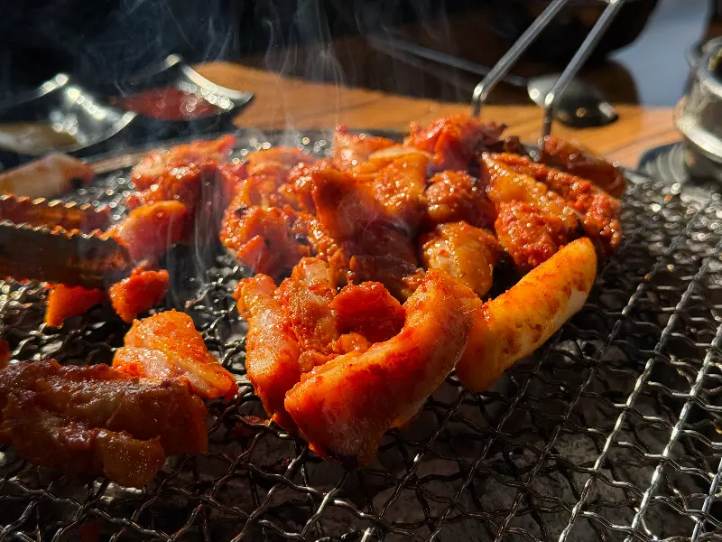 숯불 위에서 익어가는 고추장 닭갈비