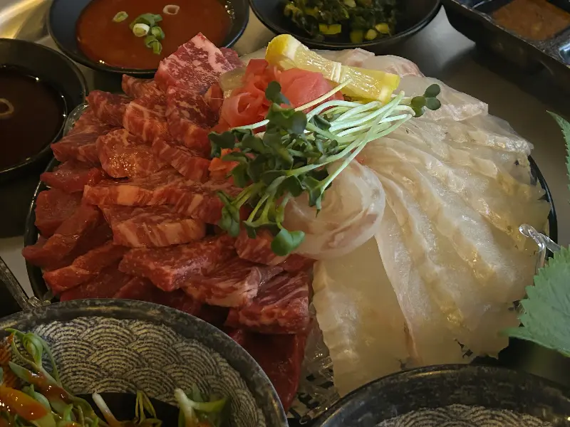 신선한 육사시미와 광어회의 조화