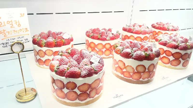 눈으로 즐기는 아름다운 딸기 케이크