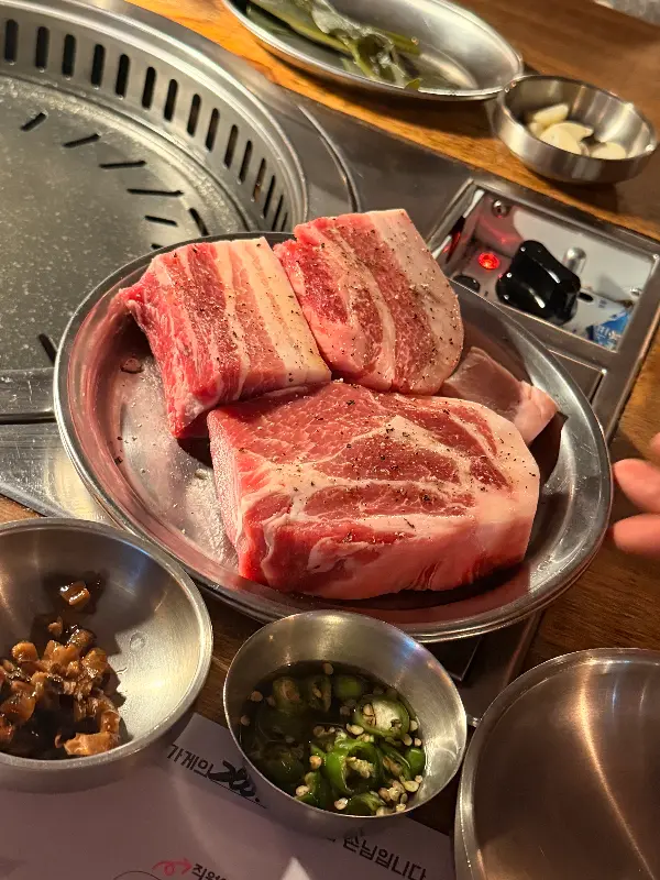 모듬 돼지고기 세트의 신선한 비주얼