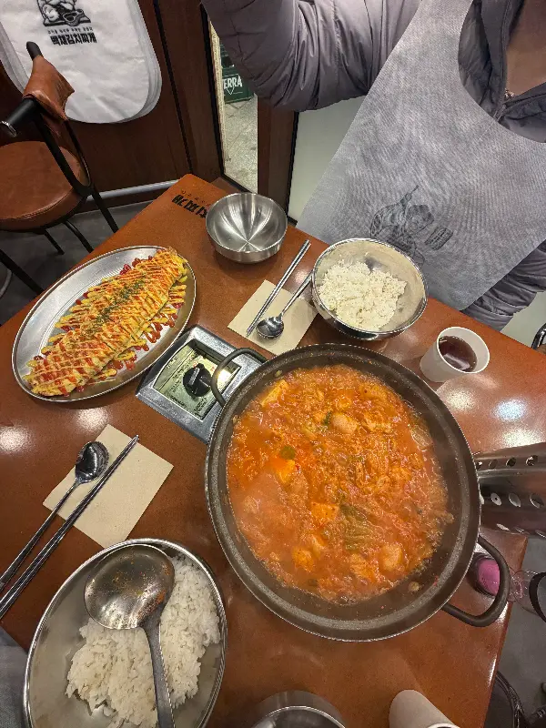 잘 차려진 김치찌개 한 상 차림