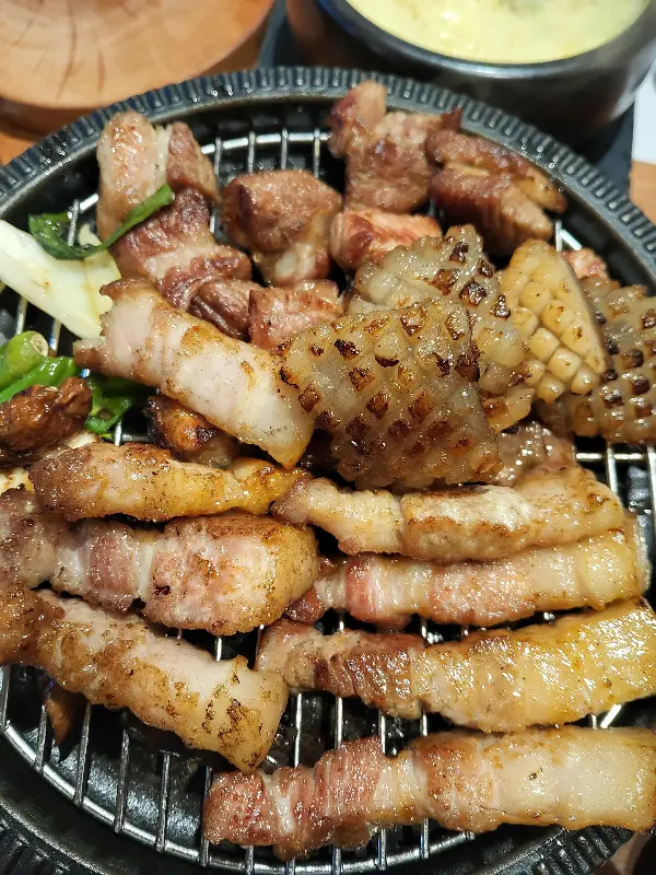 잘 구워진 삼겹살과 목살의 환상적인 비주얼