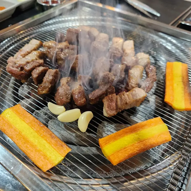 맛있게 구워진 고기와 곁들임 채소