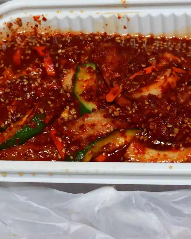 윤기가 흐르는 홍어무침