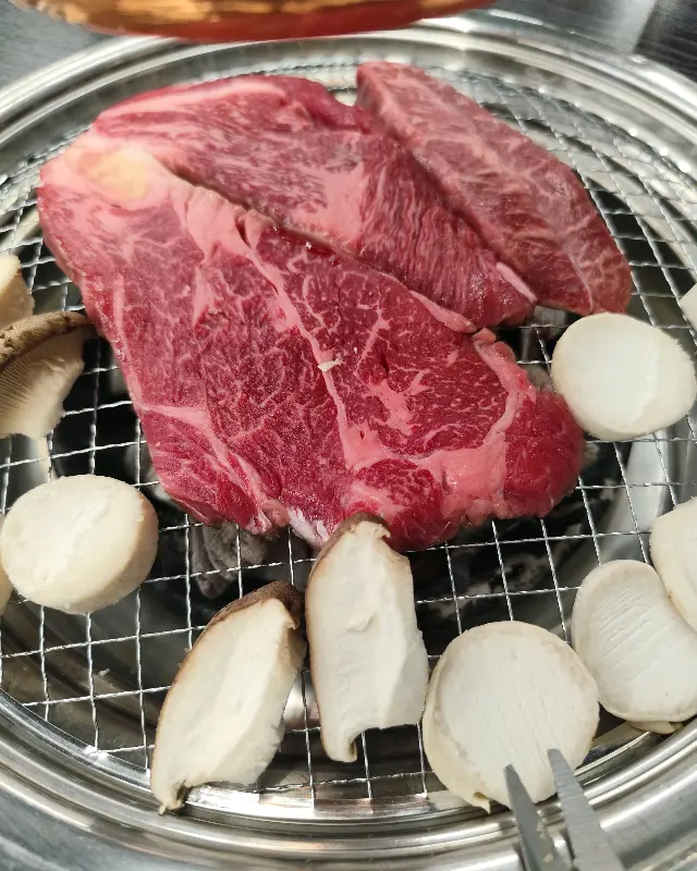 숯불 위에 구워지는 한우
