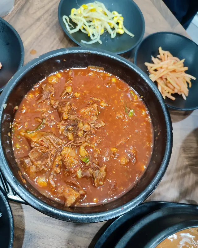 밥 위에 갈비찜을 올려 한 입