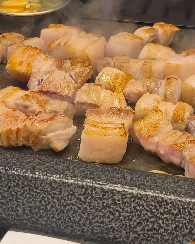 잘 구워진 삼겹살의 윤기 넘치는 모습