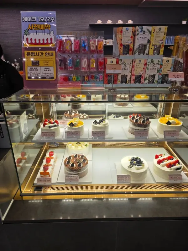 쇼케이스 안의 케이크들