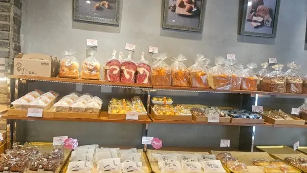 다양한 종류의 빵들이 진열된 모습