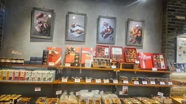 빵 사진 액자들이 걸려있는 벽면