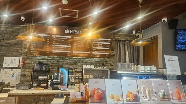 카운터와 메뉴판 모습