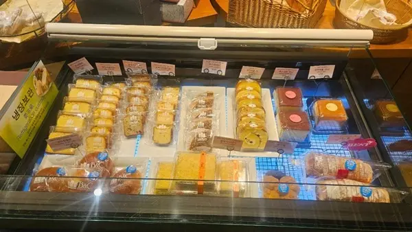 쇼케이스에 진열된 다양한 빵들