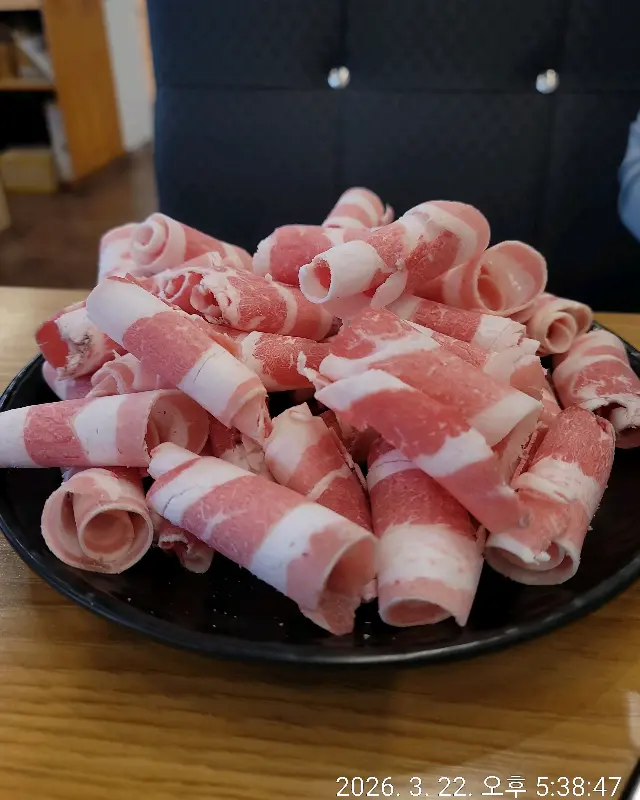 접시에 가득 담긴 우삼겹