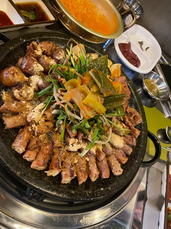 곱이 가득한 곱창 모듬 한상차림