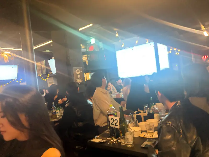 테이블에 놓인 음료와 안주