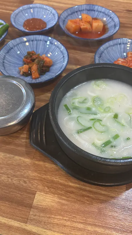 정갈하게 차려진 곰탕 한 상