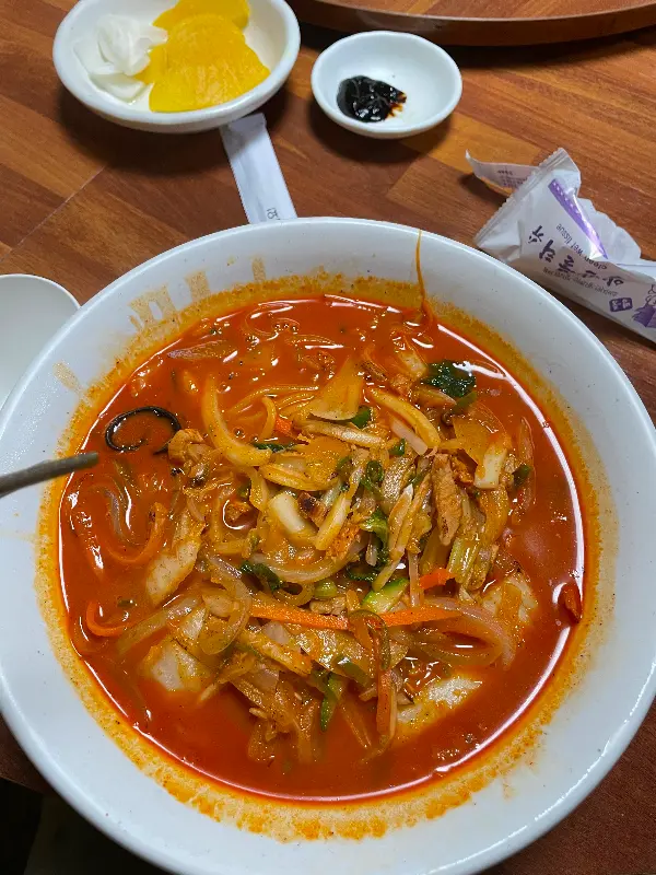 푸짐한 해산물이 들어간 짬뽕