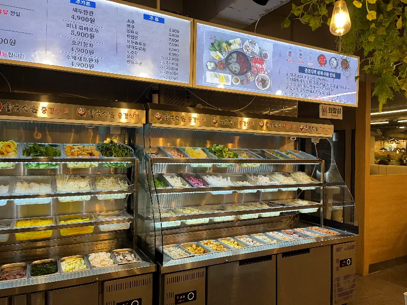 신선한 재료가 가득한 샐러드바