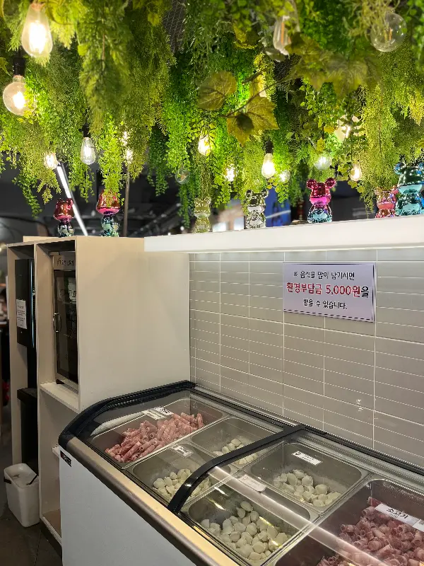 청결하게 관리되고 있는 고기 냉장고