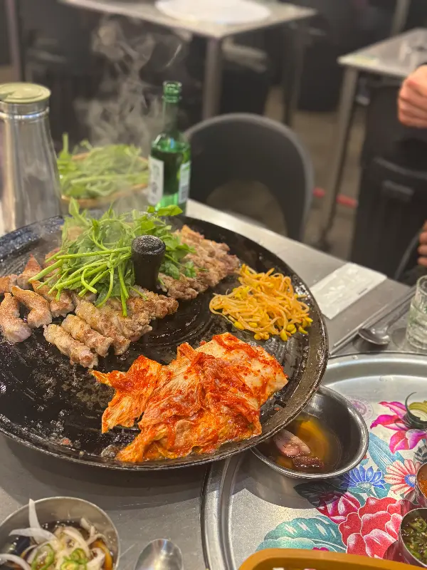 잘 익은 삼겹살과 갓김치