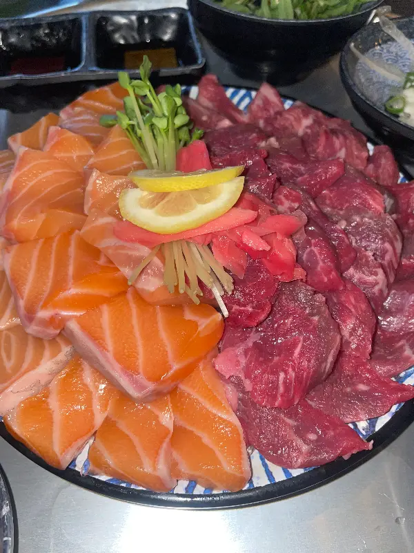 신선한 육회와 연어가 가득 담긴 육반연반