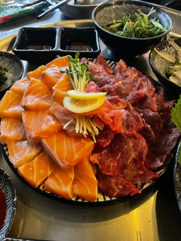 육회와 연어의 환상적인 조합