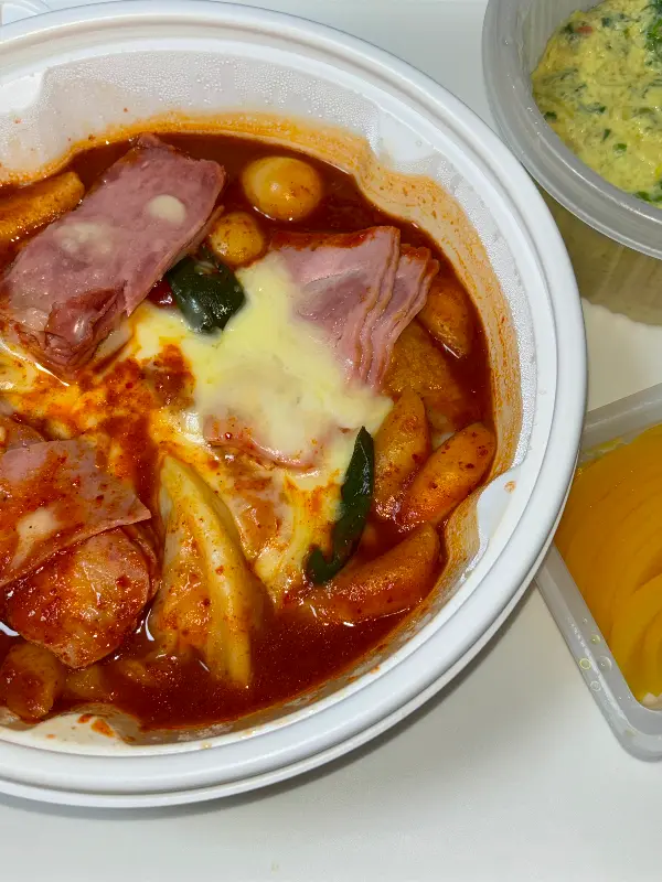 다양한 토핑이 올려진 엽기떡볶이