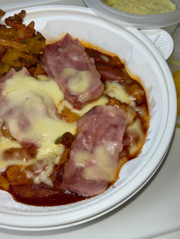 햄과 치즈가 토핑된 떡볶이