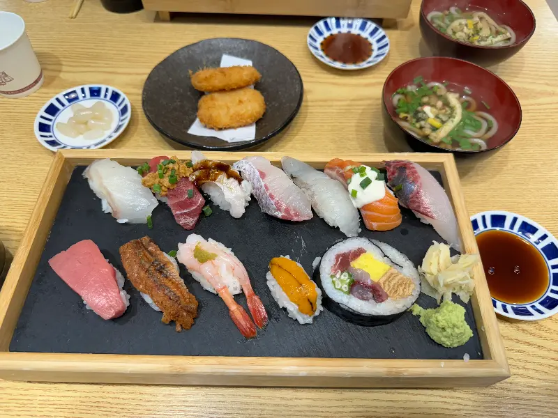 다양한 초밥과 곁들임 메뉴가 함께 제공되는 푸짐한 한 상